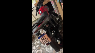 En pleno centro, motochorros lo enca&ntilde;onaron para robarle la moto