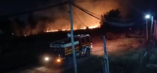 Video: incendio en la noche del martes en el fondo de barrio G&uuml;emes alarm&oacute; a los vecinos