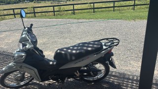 Delincuentes le dispararon para robarle la moto mientras viajaba con su hermanito