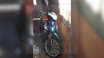 Dejó estacionada su moto en el patio de su casa y en minutos se la robaron