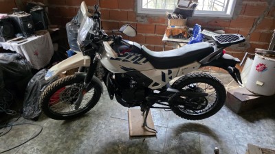 Motochorros violentos: lo patearon, lo hicieron caer de la moto y lo agredieron para robarle