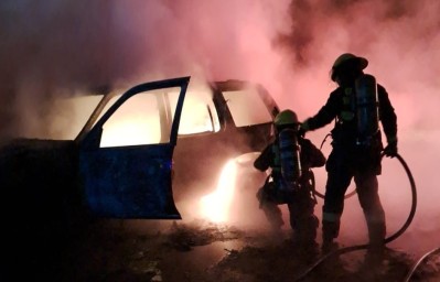 Un auto ardió en barrio San Pedro en la madrugada del feriado
