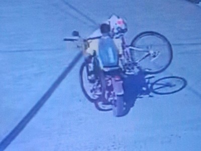 Motochorros saltaron la reja de su casa para robarle la bicicleta