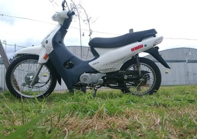 Le prest&oacute; la moto a su hermano y motochorros se la robaron: "le pusieron un fierro en la cabeza"