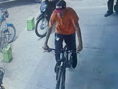 Video: le robó la bicicleta mientras hacía las compras en un comercio de Las Latas