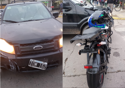Un joven motociclista con m&uacute;ltiples heridas tras impactar con una camioneta en el casco c&eacute;ntrico