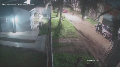 Video: se baj&oacute; de un auto y fue directo a robarle la camioneta de la puerta de su casa