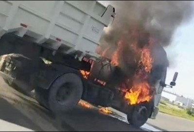 Video: camión que se dirigía de Campana a Gral Rodríguez se incendió y el chofer se salvó milagrosamente