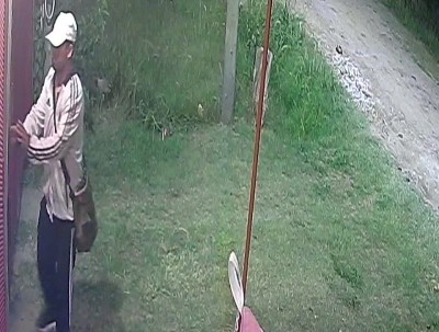 Video: cort&oacute; la luz, y se tom&oacute; todo el tiempo del mundo para robar una bomba de agua y dem&aacute;s objetos