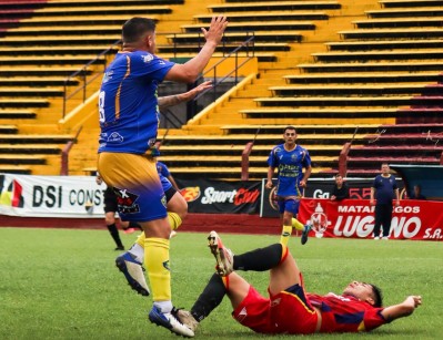 Alem perdió 2-1 frente a Deportivo Español pero pudo ser mucho peor