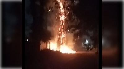 Video: vandalismo juvenil provoc&oacute; un incendio y cortes de luz en el barrio Altos del Oeste