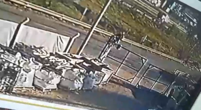 Video: motochorros la interceptaron en Colectora Norte y Ruta 24 para amenazarla y llevarse su moto