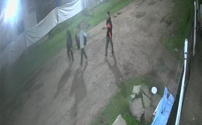 Violento robo en patota a un joven: le apuntaron con un arma y le pegaron patadas para sacarle las zapatillas