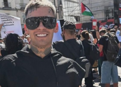 La particular marcha a la que se sumó L-Gante estando en España