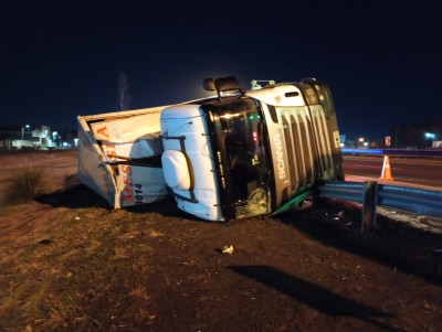Un cami&oacute;n volc&oacute; sobre el Acceso Oeste a la altura de General Rodr&iacute;guez