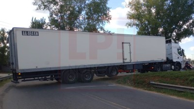 Caos de tr&aacute;nsito en el puente San Fernando: un cami&oacute;n qued&oacute; atravesado y bloque&oacute; la colectora