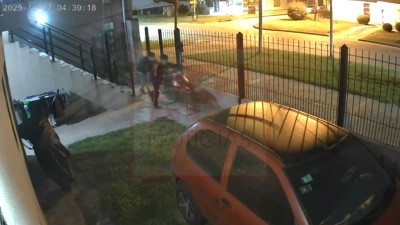 Video: as&iacute; le robaron la moto a un bombero voluntario de General Rodr&iacute;guez mientras estaba de guardia