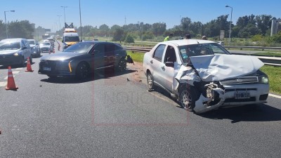 Fuerte choque en Autopista entre dos veh&iacute;culos a la altura de General Rodr&iacute;guez