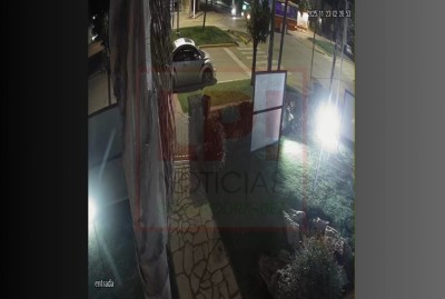 Video: así fue el impactante choque entre una moto y un colectivo de La Perlita el domingo a la madrugada