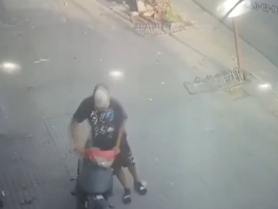 Video: as&iacute; le robaron la moto a una docente en pleno centro de General Rodr&iacute;guez