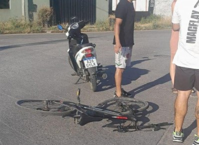 Grave accidente: una moto atropell&oacute; a dos mujeres y denuncian que el conductor se dio a la fuga