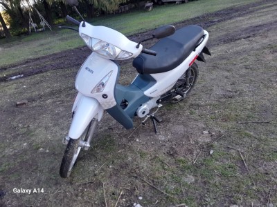 En un abrir y cerrar de ojos le robaron la moto desde la puerta de su casa