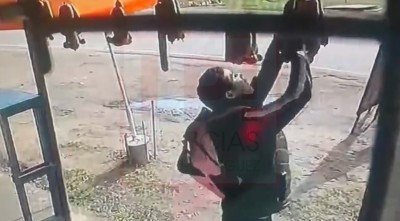 Ins&oacute;lito e indignante: se rob&oacute; un gancho de salamines mientras caminaba junto a un menor y qued&oacute; grabado