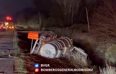 Dos heridos y un derrame qu&iacute;mico peligroso en Ruta 6 altura de Las Heras: intervinieron bomberos rodriguenses