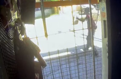 Insólito: se llevó las rejas de un kiosco barrial a plena luz del día