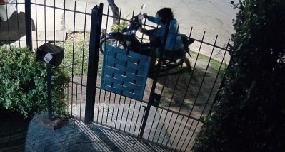 Video: otro robo de moto en el casco urbano de la ciudad y lo sufri&oacute; una joven