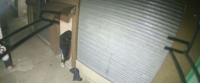 Todo viene bien para robar: "prob&oacute;" el picaporte de una conocida farmacia, se lo llev&oacute; y qued&oacute; grabado