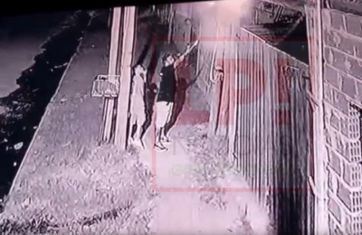 Ins&oacute;lito: vecino apunt&oacute; una bengala y atac&oacute; el frente de la propiedad de otro en plena Nochebuena y qued&oacute; filmado