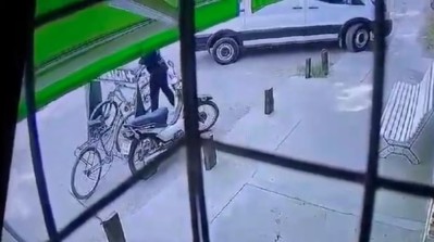 Robo de bicicleta frente a una farmacia: qued&oacute; registrado en video y hay preocupaci&oacute;n por reiterados hechos