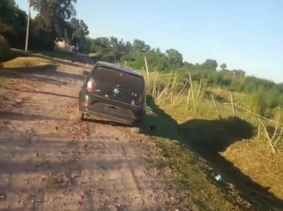 Otro auto abandonado en un terreno "utilizado" a menudo por los delincuentes: "siempre encontrás autopartes"