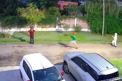 Video: violento robo de madrugada, con una de las v&iacute;ctimas que termin&oacute; casi desnuda