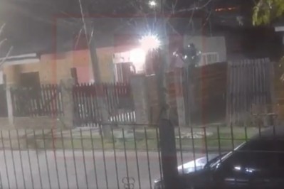 Video: as&iacute; trep&oacute; un port&oacute;n y rob&oacute; una bicicleta en cuesti&oacute;n de segundos