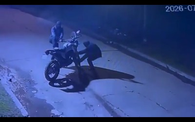 Video: delincuentes robaron una moto frente a una vivienda y quedaron registrados por c&aacute;maras