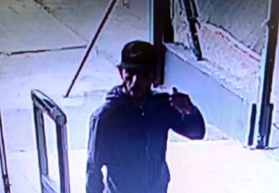 Captado por las c&aacute;maras: le hurtaron la moto del estacionamiento de un supermercado