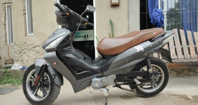 La amenazaron con un arma y le robaron la moto cuando iba a buscar a sus hijos