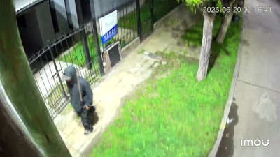 Video: lleg&oacute; con una barreta al hombro y se llev&oacute; elementos de valor con total impunidad