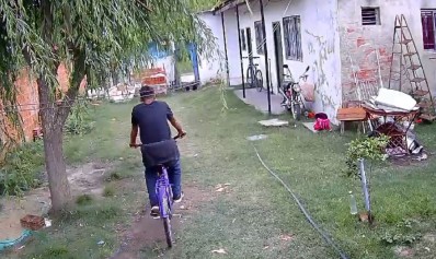 Video: así entró y robó la bicicleta que le prestaban a un vecino para ir a trabajar