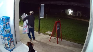 Video: Desvalijaron una pa&ntilde;alera en un minuto tras atacar a un hombre que estaba a cargo