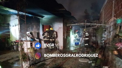 Se incendió casi por completo una vivienda en el barrio Villa San Martín