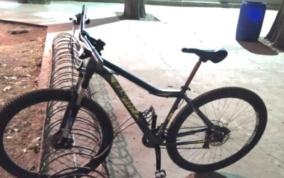 "Nadie se dio cuenta": se llevaron dos bicicletas "a elecci&oacute;n" y dejaron otra tirada