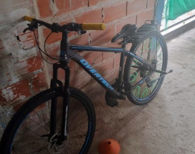 Le apuntaron con un arma a dos menores para robarse una bicicleta y dos celulares