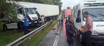 Un camionero "atrapado" y demoras en la Autopista tras choque entre dos camiones