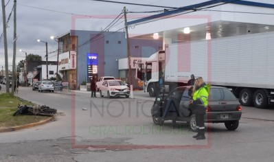 Fuerte choque entre auto y moto en el centro termin&oacute; con un joven hospitalizado
