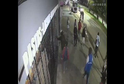 Captados en video: violento ataque &ldquo;en patota&rdquo; a una fiambrer&iacute;a del casco c&eacute;ntrico