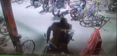 Video: así le robaron la moto a un trabajador de La Serenísima en la entrada a la fábrica
