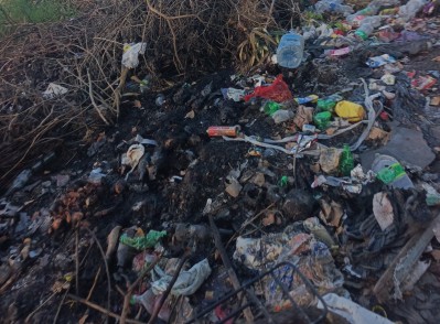 Ni&ntilde;os entre basura y ratas: el desesperado pedido de las familias de la Escuela 25